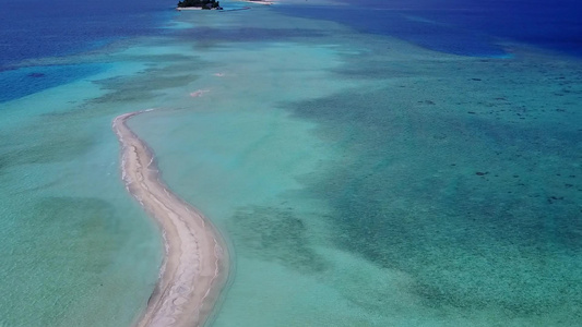 以蓝色环礁湖和白色沙沙背景旅行的热带度假胜地海滩旅行视频