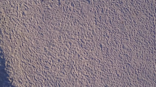 蓝海白沙背景下完美海岸线海滩之旅的无人机景观之旅视频