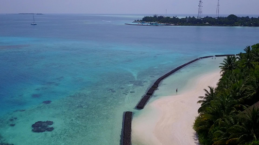 以浅海和白沙为背景的异国海岸海滩生活方式抽象无人驾驶视频