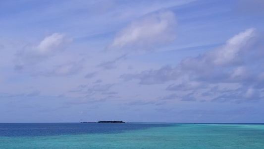 蓝色海洋和白色沙滩背景下田园诗般的海湾海滩之旅的空中视频