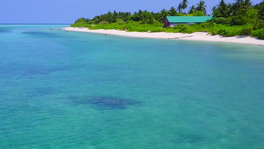 海洋观光客海滩冒险的海景由蓝环礁湖和白沙背景视频