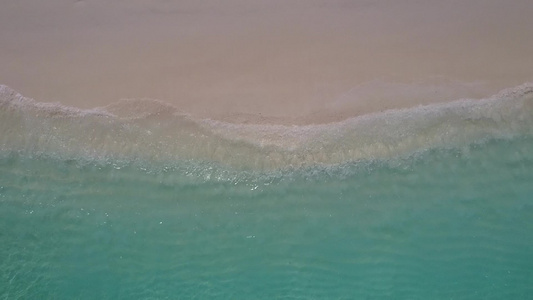 浅沙背景的蓝绿海热带海滨海滩度假空中无人机旅游视频