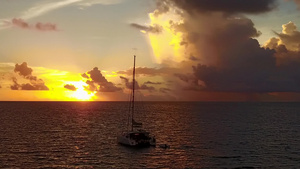金色夕阳大海中的帆船13秒视频