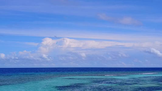 以清澈的环礁湖和白色沙子背景来抽象地总结天堂湾海滩视频