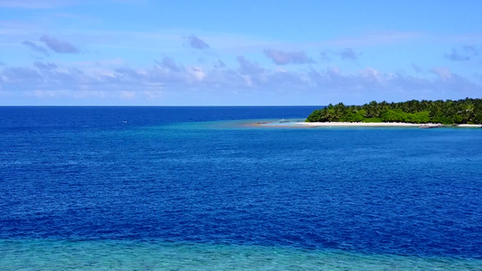 美丽的环礁湖海滩风景的空中无人驾驶飞机景观由绿绿海和明视频