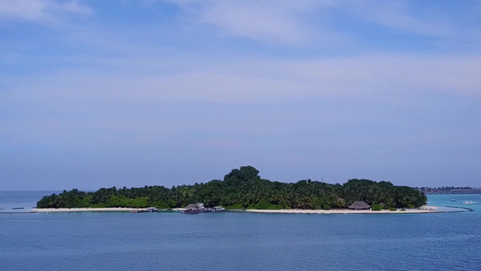 蓝环礁有白色沙子背景的蓝色环礁海滨海滩旅行视频