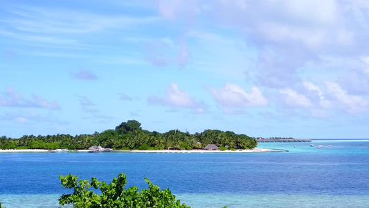 浅沙背景蓝海海洋海滨海滩度假的空中风景视频