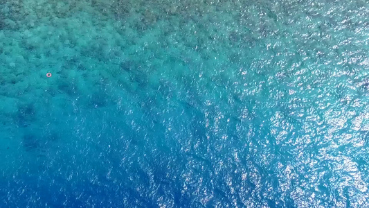 蓝色环礁湖和白色沙滩背景的美丽旅游海滩生活方式风空视频