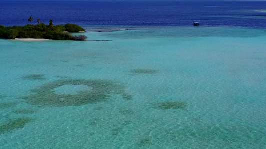 白沙背景水蓝色泻湖热带海湾海滩之旅的无人机空中性质视频