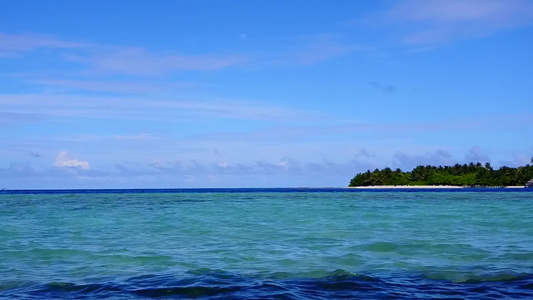 以蓝海和白沙底蓝海为休平湾海滩度假的空中全天飞行全景视频