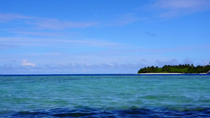 蓝海和白沙底蓝海为休平湾海滩度假空中全天全景10秒视频
