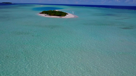 豪华环礁湖海滩风景景观由蓝海和白沙背景视频