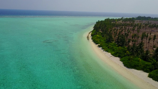蓝海和白沙背景的平静环礁湖海滩探险飞行无人驾驶飞机视频