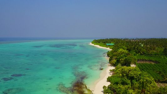 白沙背景蓝海热带海滨海滩之旅的鸟瞰图纹理视频