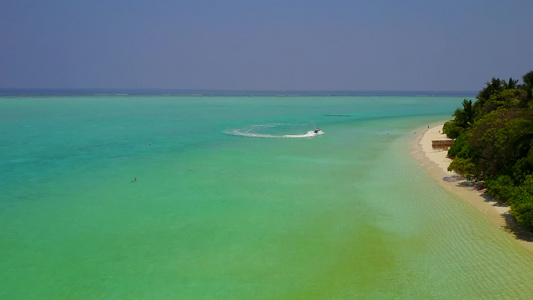 由绿绿海和白沙背景构成的美丽海岸海滩时间的空中无人驾驶视频