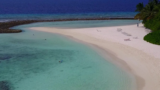 以透明的海洋和白色沙尘背景进行豪华的旅游海滩冒险之视频