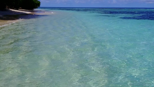 蓝绿色泻湖和白沙背景热带海景海滩之旅的空中无人机海景视频