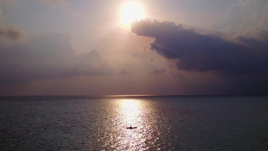 白沙背景的蓝环礁湖在海滩上冒险飞行无人驾驶飞机空中视频