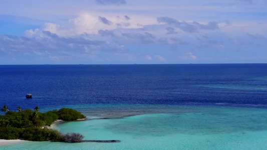白沙背景蓝绿色海洋热带岛屿海滩冒险空中全景视频