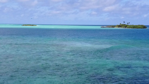 白沙背景浅海对海洋岛屿海滩探险11秒视频