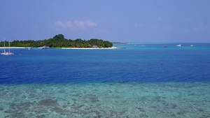 以透明海和浅沙背景透视豪华环礁湖海滩风景景观12秒视频