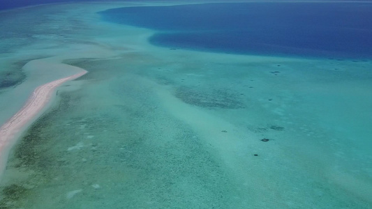 海洋海滨海滩航经透明有白色沙子背景的海上航行直航视频