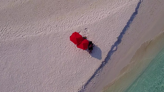 白沙背景蓝海完美海景海滩度假的空中无人机全景视频