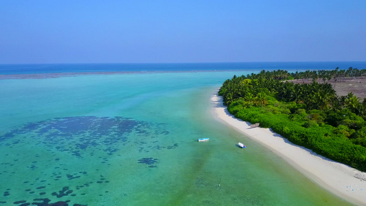 以浅海和白沙滩背景进行海滩探险的天堂度假胜地海滩旅行视频