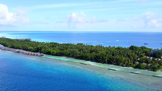 蓝海白沙背景下田园诗般海景海滩航行的无人机全景视频