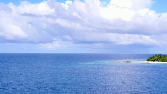 由蓝海和白沙背景的蓝色海路飞行的完美海湾海滩视频