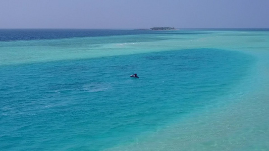 蓝色海洋和白色沙滩背景的美丽环礁湖海滩假日空中无人驾驶视频