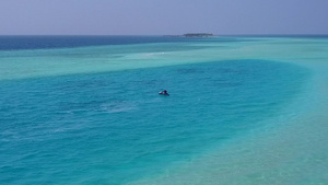 蓝色海洋和白色沙滩背景的美丽环礁湖海滩假日空中无人驾驶12秒视频