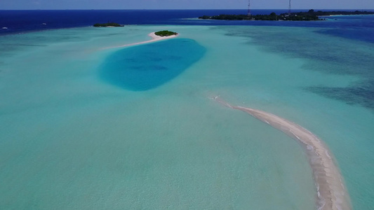 海上海岸海滩以清水和白沙土背景的清水进行无人驾驶飞机视频