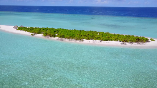 由蓝环礁和白沙背景的蓝色环礁为完美的海滨海滩度假提供视频
