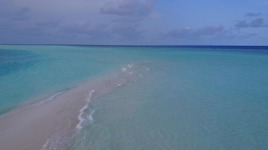 由蓝环礁湖和浅沙背景的蓝蓝环礁所探索的伊德利克湾海滩视频