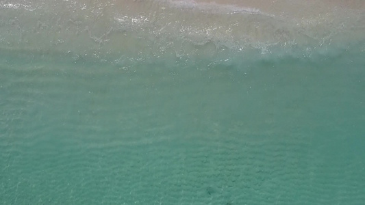 以白色沙滩背景的海平面蓝海为伊德利克湾海滩冒险之旅视频