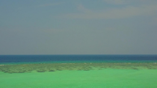 以白沙底浅海为背景的浅海放松海岸海滩航程的无人驾驶视频