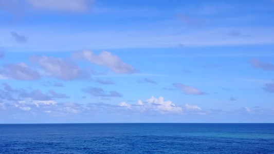 以蓝水和白沙为背景放松海岸线海滩探险的空中无人驾驶视频