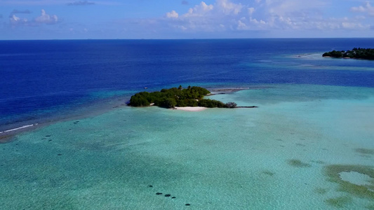 白沙背景蓝海宁静海景海滩之旅的空中景观旅游视频