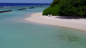 美丽的环礁湖海滩以蓝水和白色沙土背景的蓝色水为旅程11秒视频