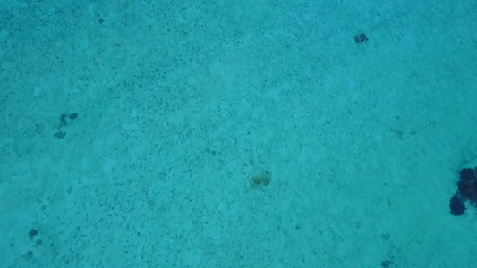 蓝色环礁湖和白色沙滩背景的异国湾海滩生活方式的空中视频