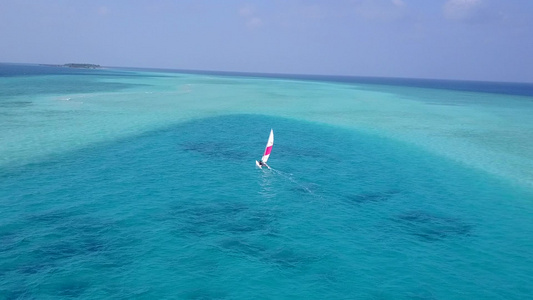 热带海湾海滩以蓝海和白沙背景的蓝海冒险之旅的空中无人驾驶视频
