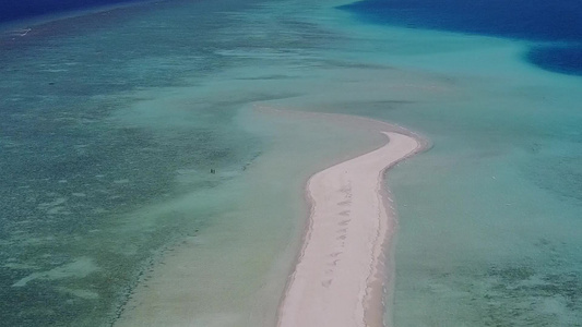 白沙背景的绿松石环礁湖在海滨航行的天堂海岸海滩飞行视频