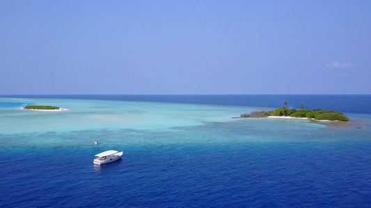 蓝海白沙背景下异国度假海滩生活方式的空中景观视频