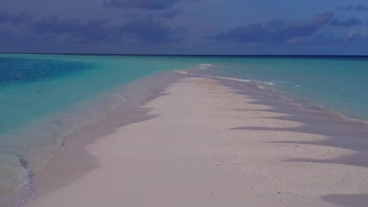 蓝色环礁湖和白色沙滩背景热带岛屿海滩假日的空中观视视频