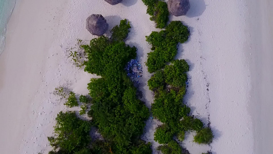 透明的大海与明亮的沙质背景完美海景海滩之旅的无人机视频