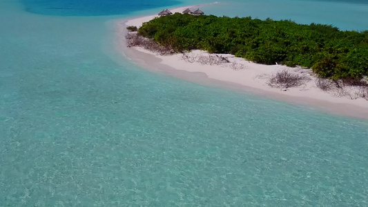 以蓝色环礁湖和白色沙沙背景为缓冲海岸海滩休息的空中视频