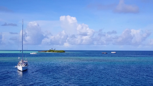 白沙背景水蓝色泻湖热带泻湖海滩之旅的无人机质感视频