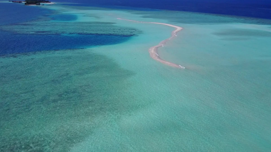 以清澈的环礁湖和白色沙滩背景进行海岸海岸冒险之旅视频