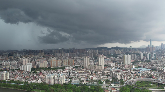 航拍乌云密布暴雨将至的城市视频